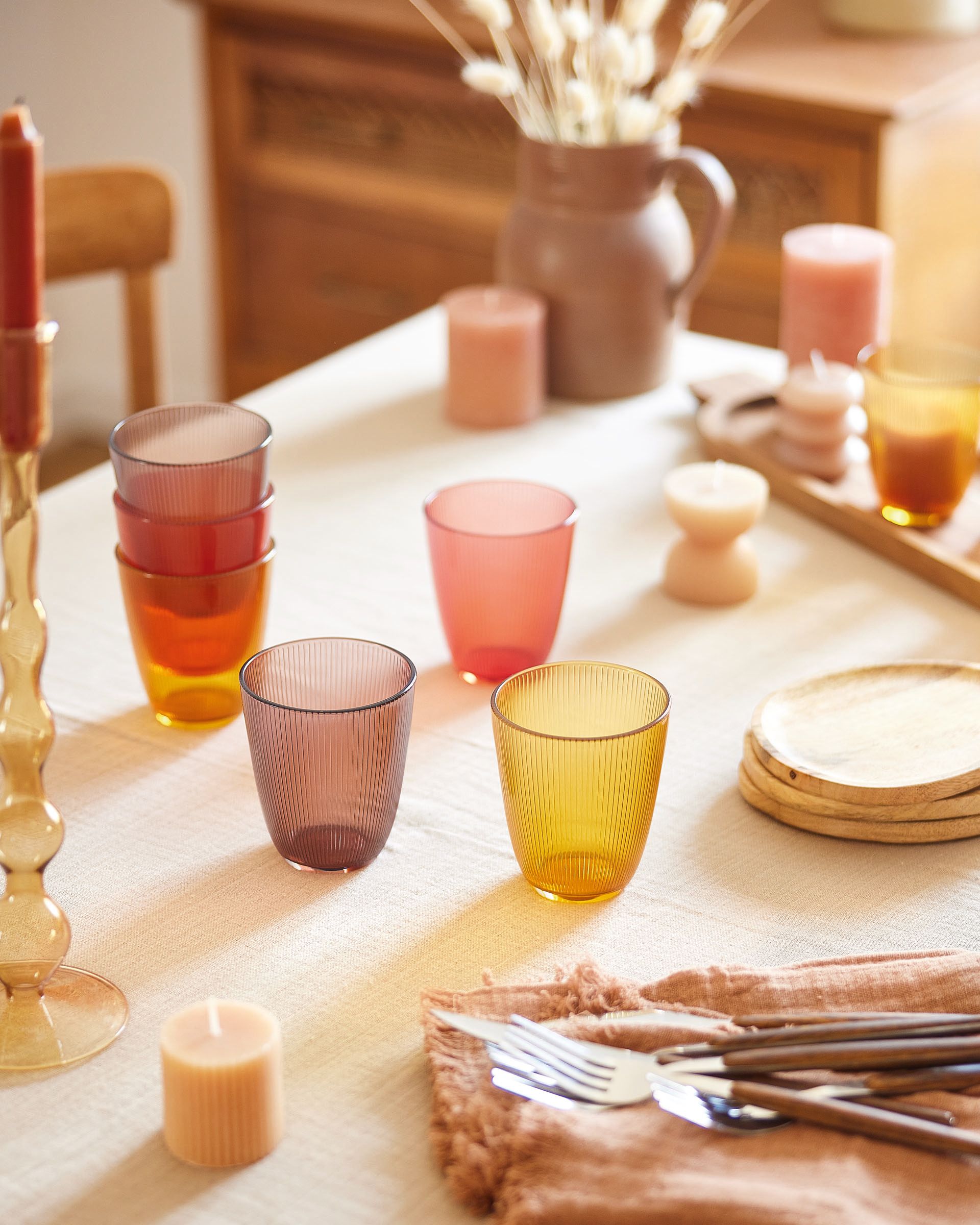 Concepto Stripy glassware on an outdoor table during golden hour